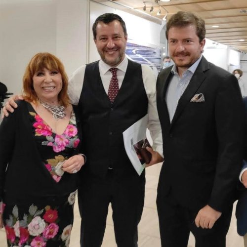 il Maestro Rossella Pezzino De Geronimo con il Vice Premier Matteo Salvini e il critico Daniele Radini Tedeschi presso la Galleria Angelica, 2020